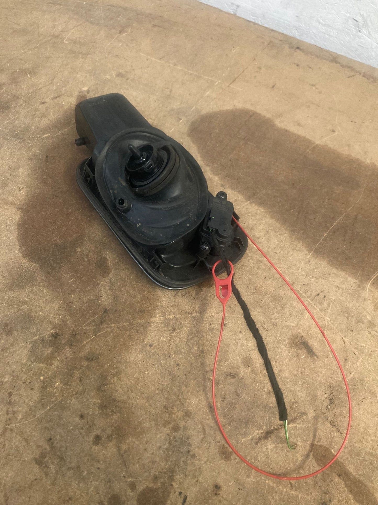 Audi A3 8V Sportback Fuel Filler Flap with Cap Actuator 8V4809906