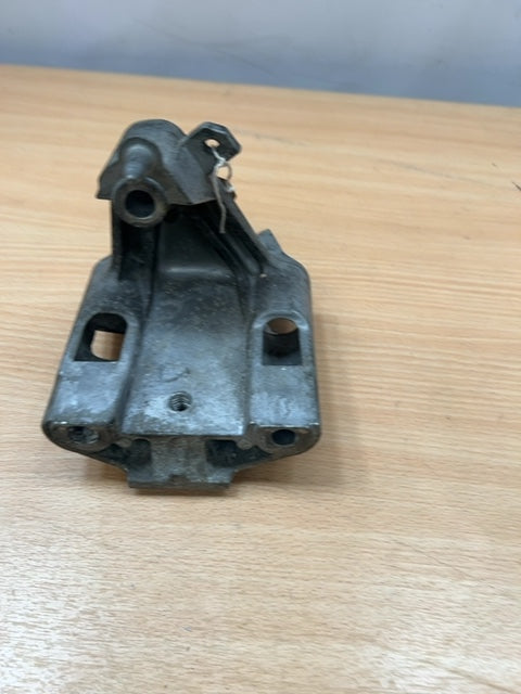 Nissan NV200 M20 2014 Engine Bracket Left Side 038120