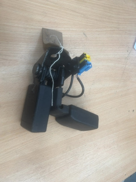 MERCEDES-BENZ Rear Left Side Seat Belt Buckle A 176 860 0469