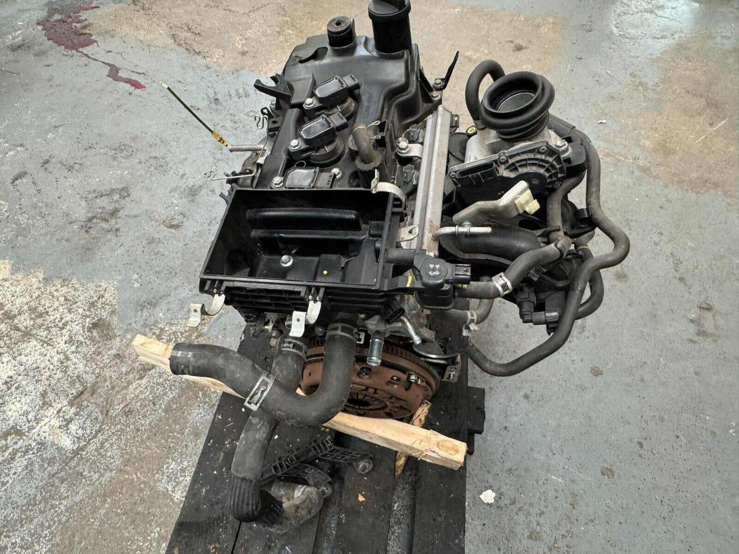 Peugeot 108 1.0 Petrol Complete Engine ( Side Housing Mount Damaged) 384F engine