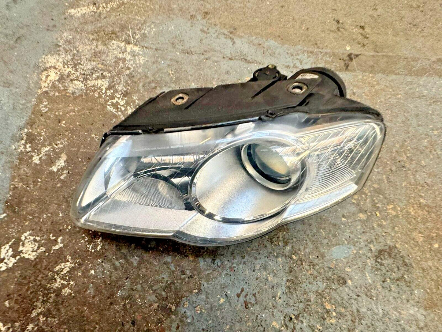 VW Passat B6 05-10 Passenger Halogen Complete Headlight 3C0941005AC