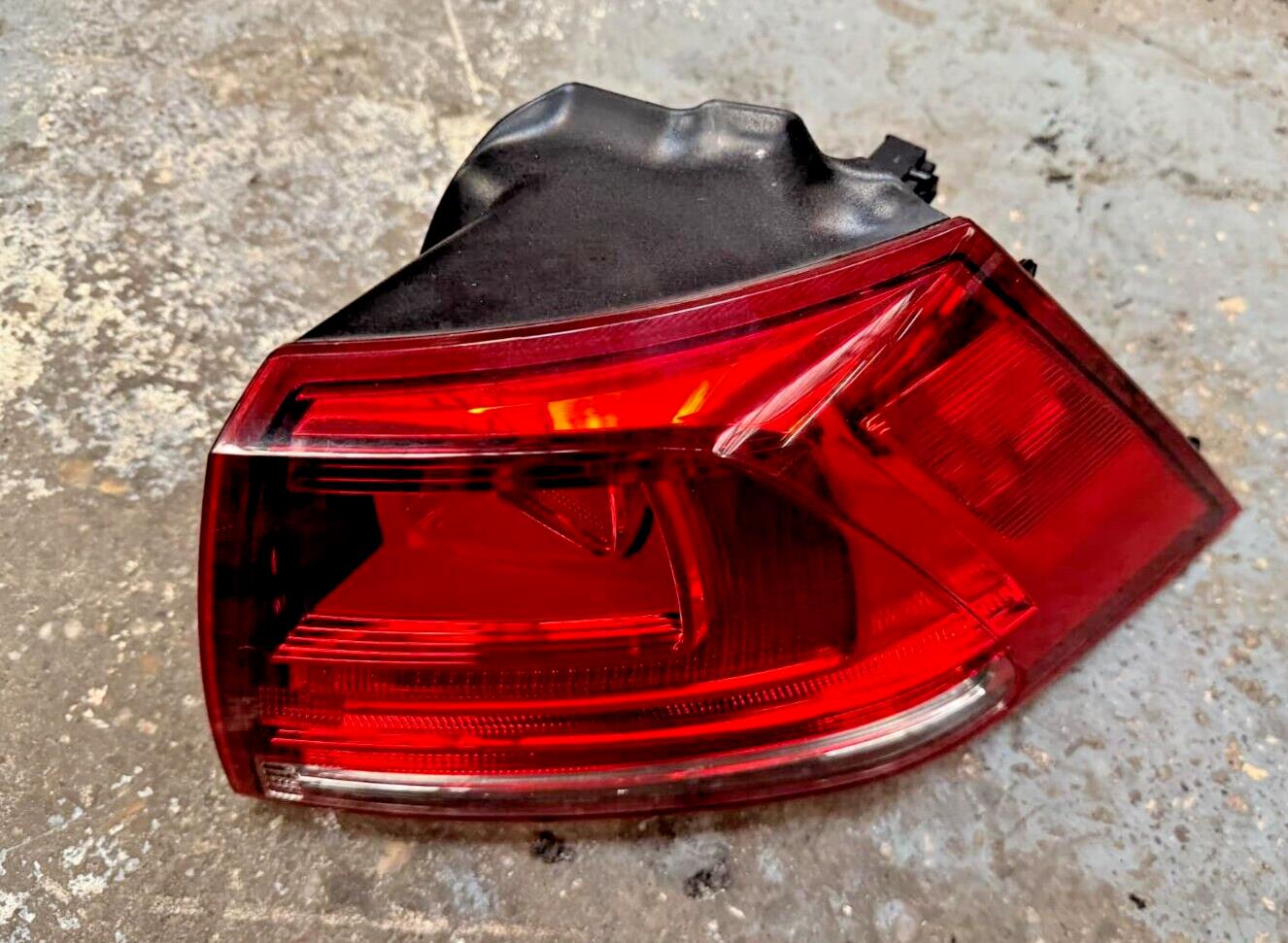 VW Golf Mk7 13-17 Driver Side Rear Outer Tailgate Light 5G0945096M