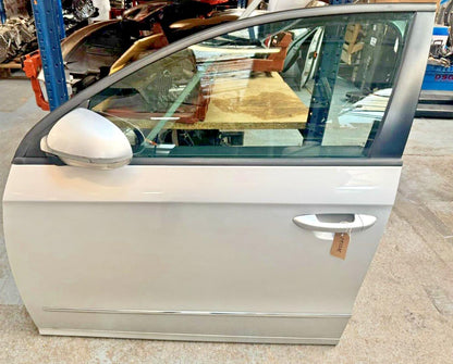 VW Passat B6 05-10 Saloon Complete Front Passenger Door In Silver