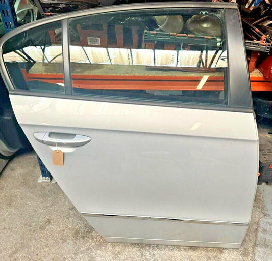 VW Passat B6 05-10 Saloon Complete Front Driver Side Rear Door In Silver