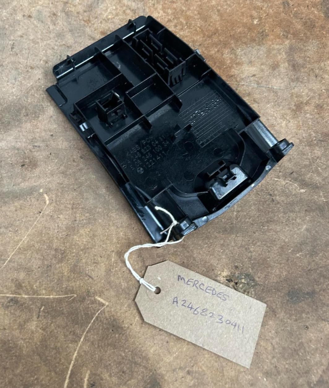 MERCEDES B CLASS W246 USB AUX JACK CONNECTOR SOCKET PORT WITH TRIM A2468230411