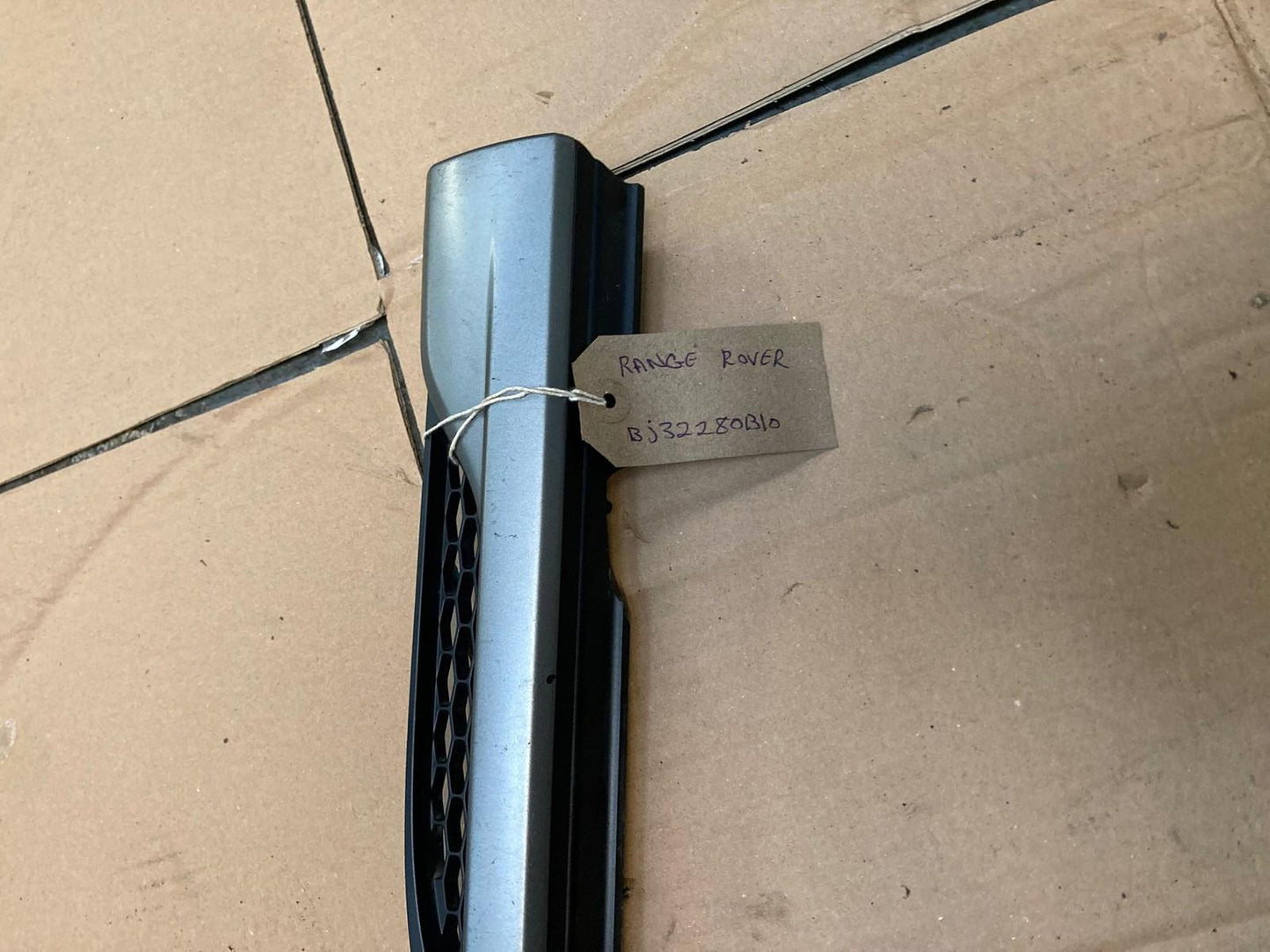 LAND ROVER EVOQUE FRONT RIGHT UPPER FENDER WING GRILL BJ32280B10 USED