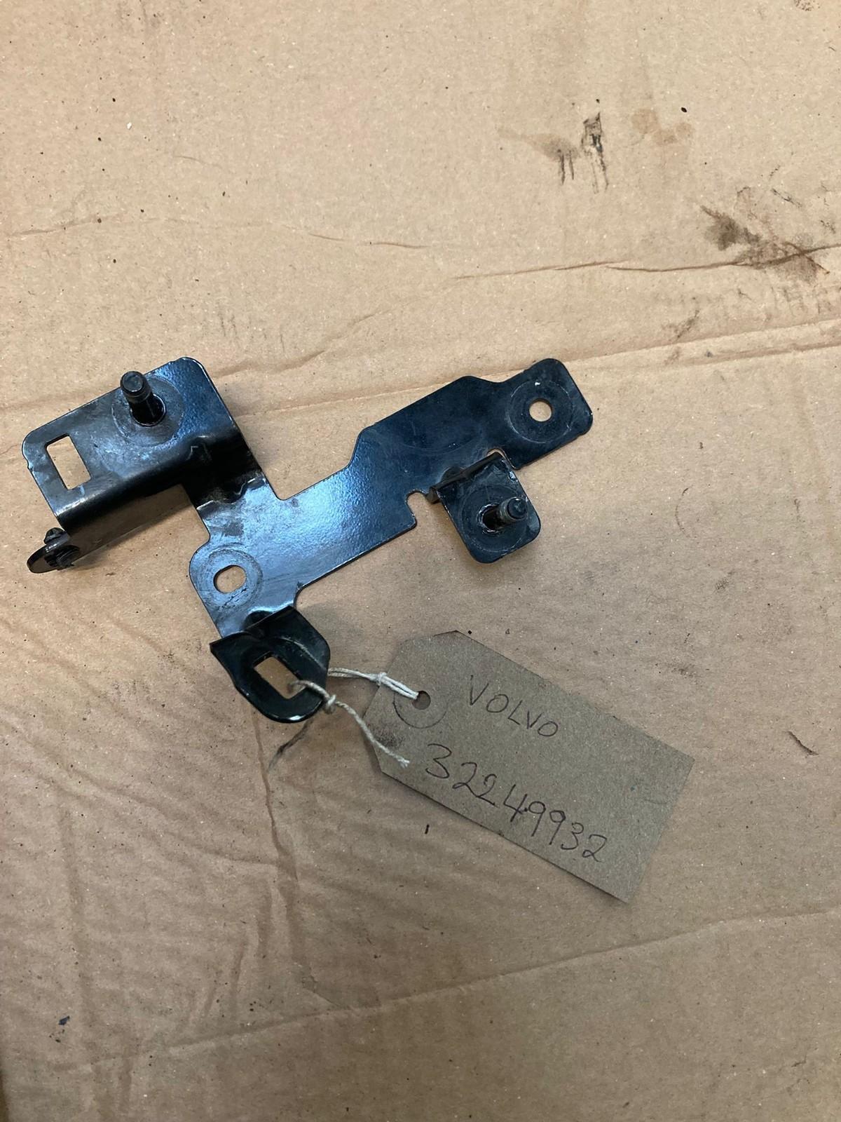 Volvo S60 V60 V90 XC40 XC60 (2017 onwards) Radiator Connection Bracket 32249932