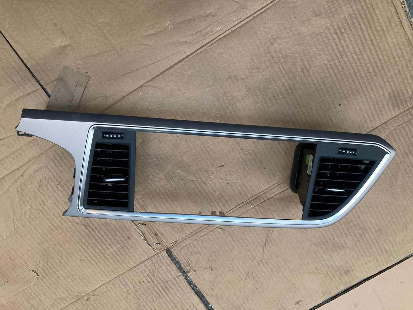 SEAT Ateca 2016-20 Centre Dashboard Vent Trim Cover 577820951