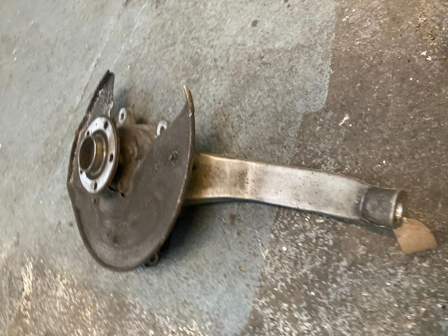 Volvo XC60 / XC90 / V90 (2014-Present) Left Front Steering Knuckle 32298139