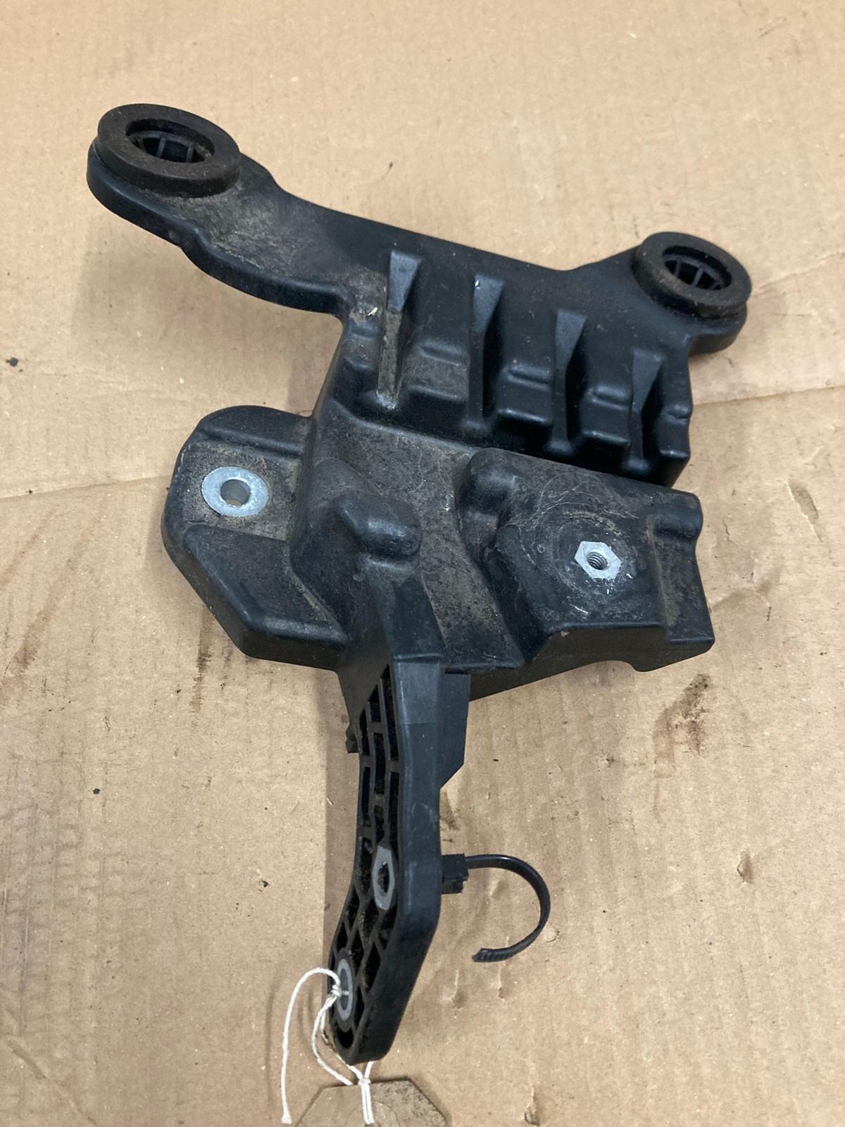 Range Rover Evoque L551 2018–2024 Battery Mounting Bracket K8D2114B06A