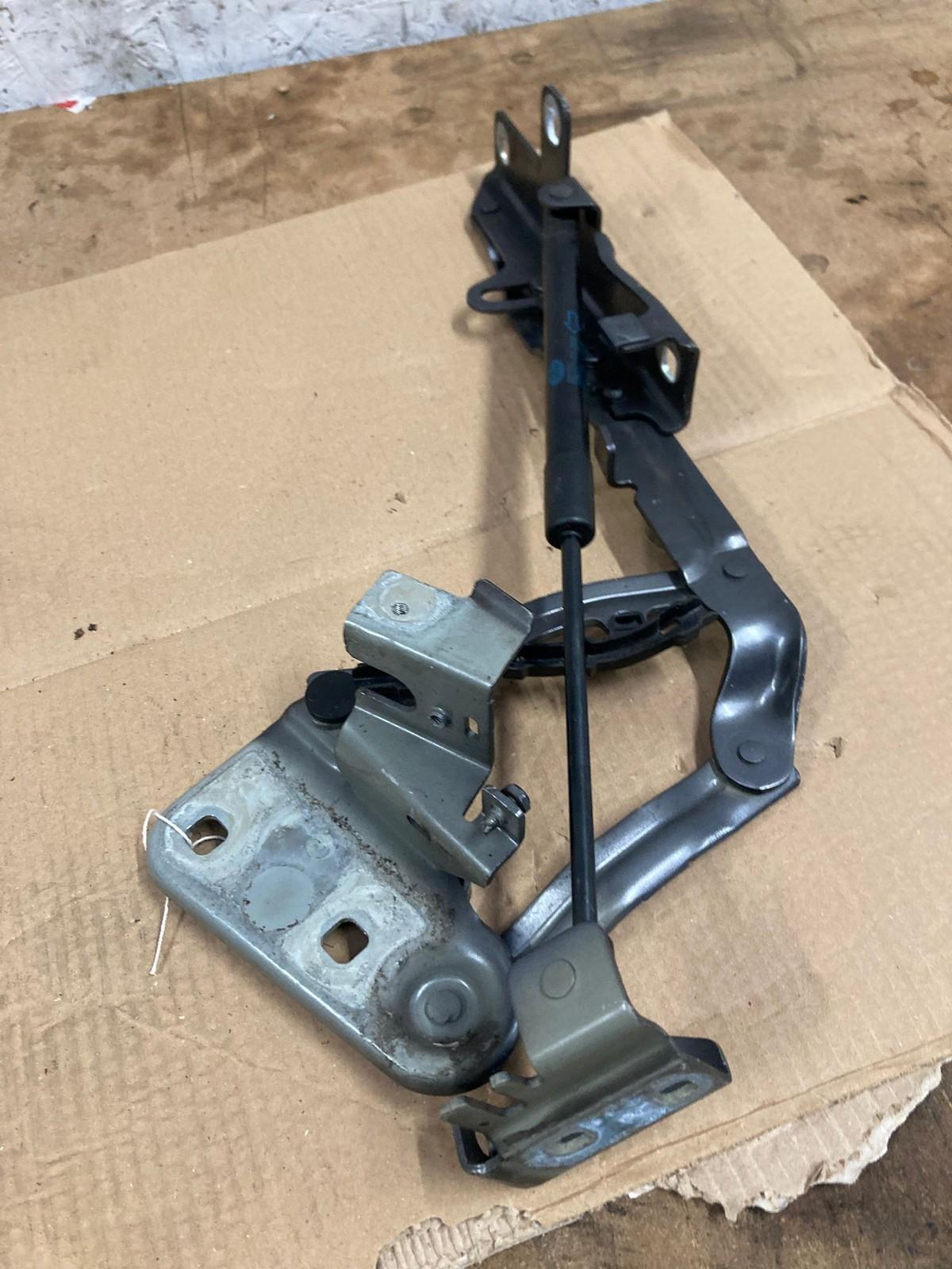 Range Rover Evoque L551 2018–2024 Right Bonnet Hinge K8D216800A