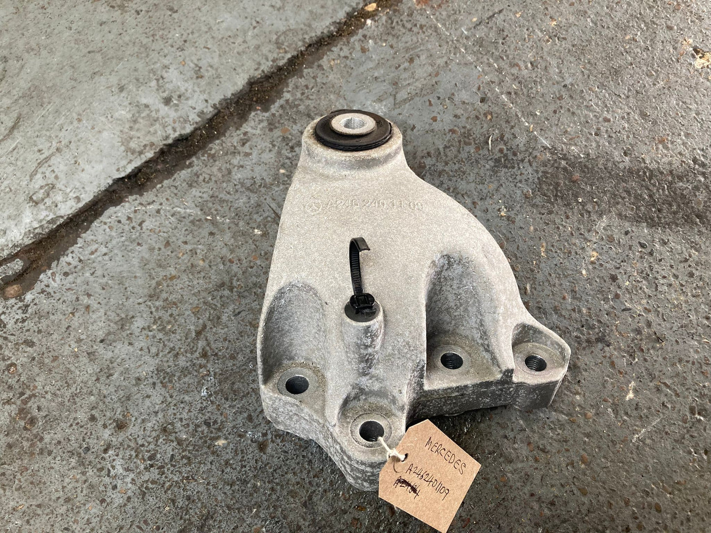 Mercedes A/B/CLA Class Engine Mount Right A2462401109 W176 W246