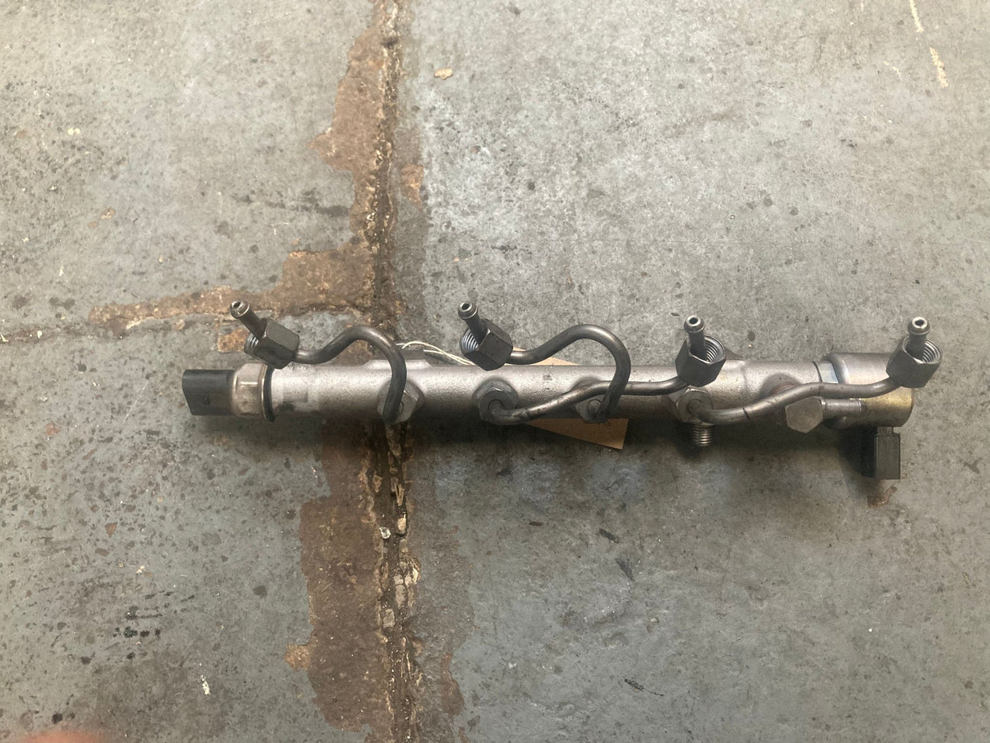 Mercedes A-C-E Class OM651 Diesel Fuel Injector Rail A6510700495