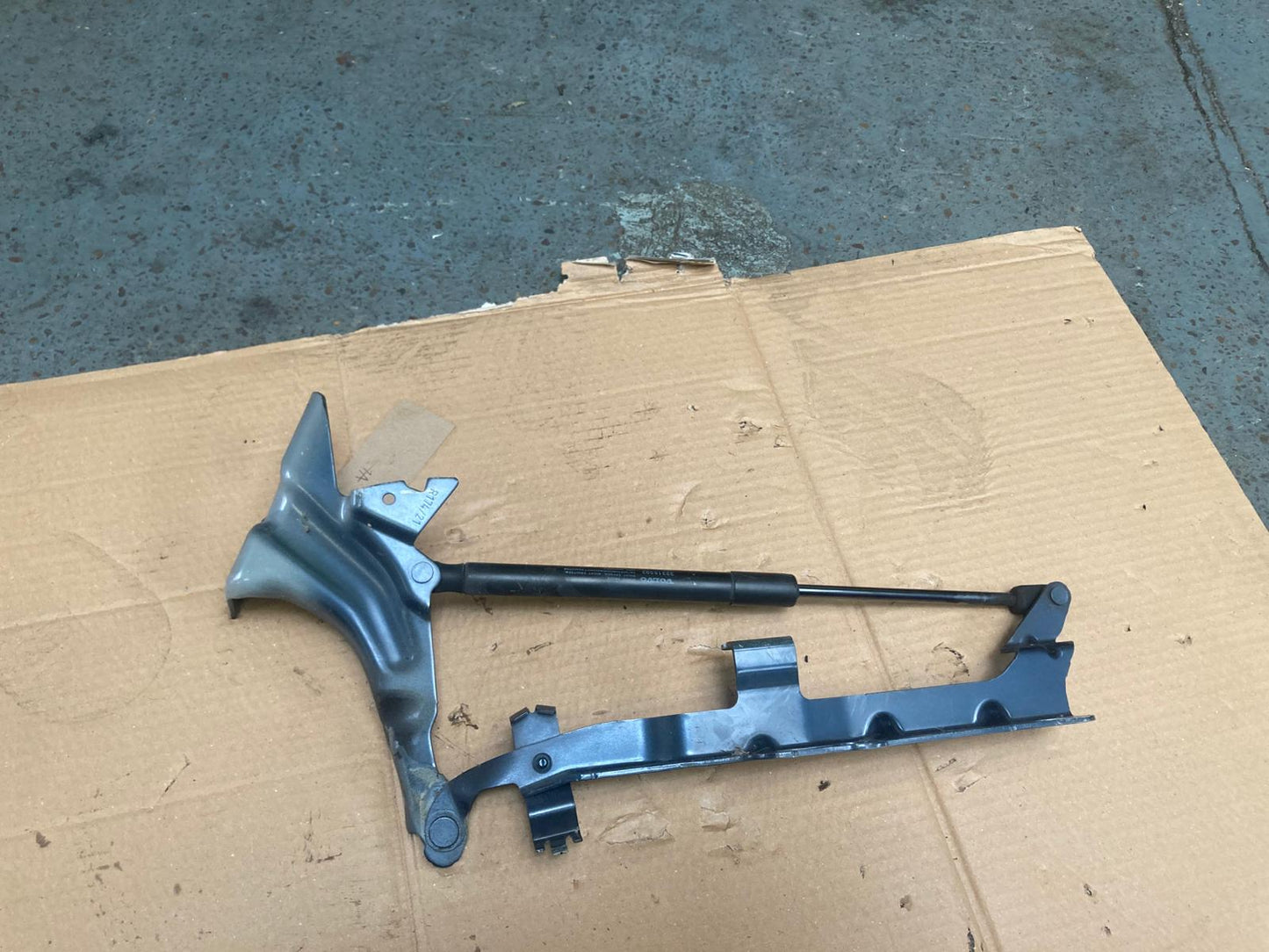 Volvo XC90 Right Hood Hinge 31352879 – Genuine Used OEM