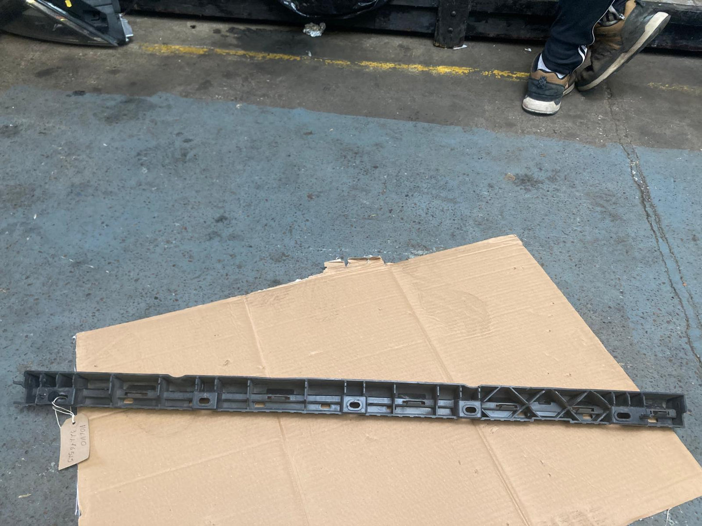 Volvo XC90 MK2 / 2015-2025 Rear Left Rocker / Side Skirt Bracket 32216525