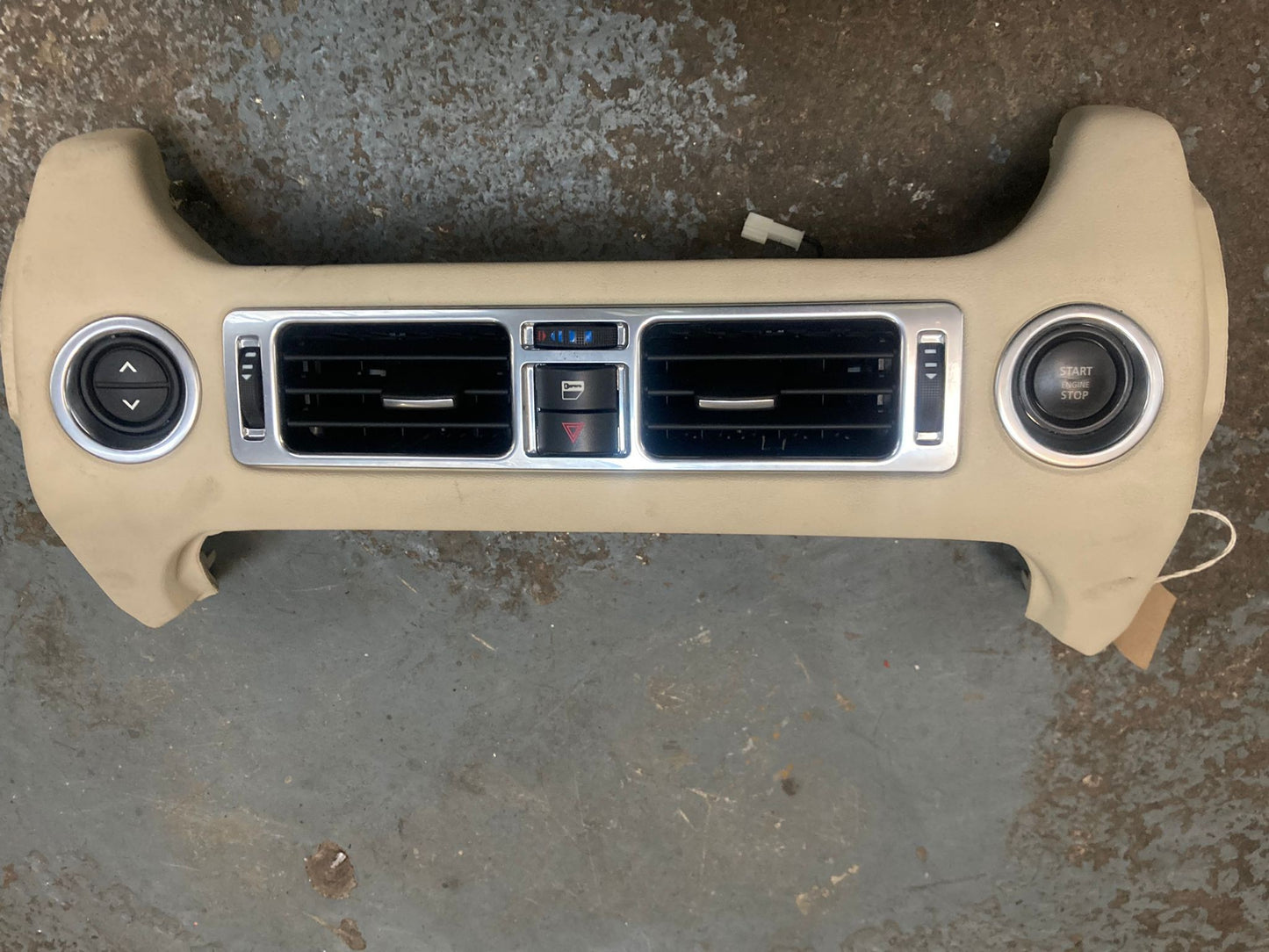 Range Rover L322 (10-12) Dashboard Center Air Vent Trim Panel - FAE500740-2