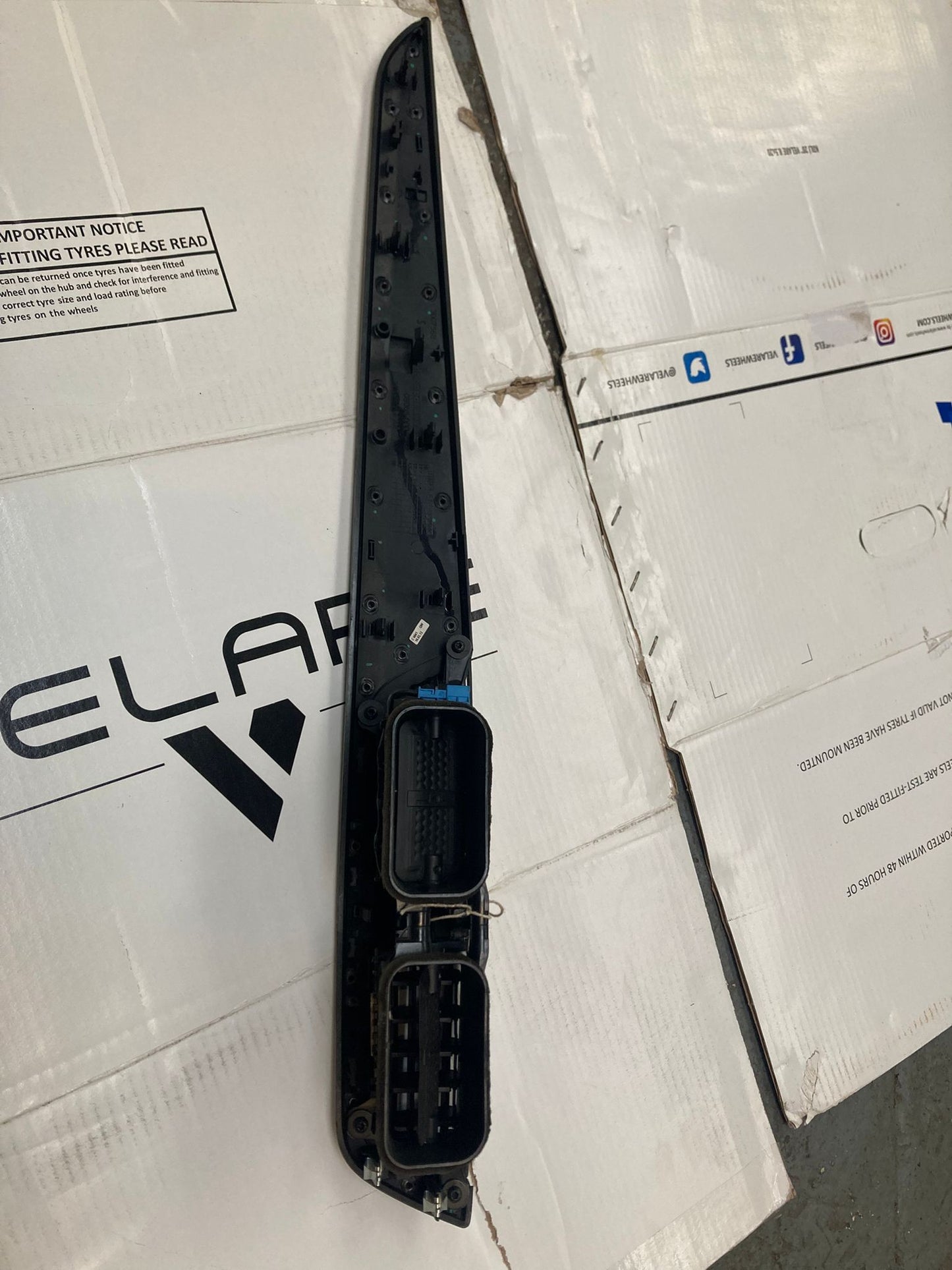 Mercedes C-Class W204 Dashboard Center Air Vent Trim A2048308454