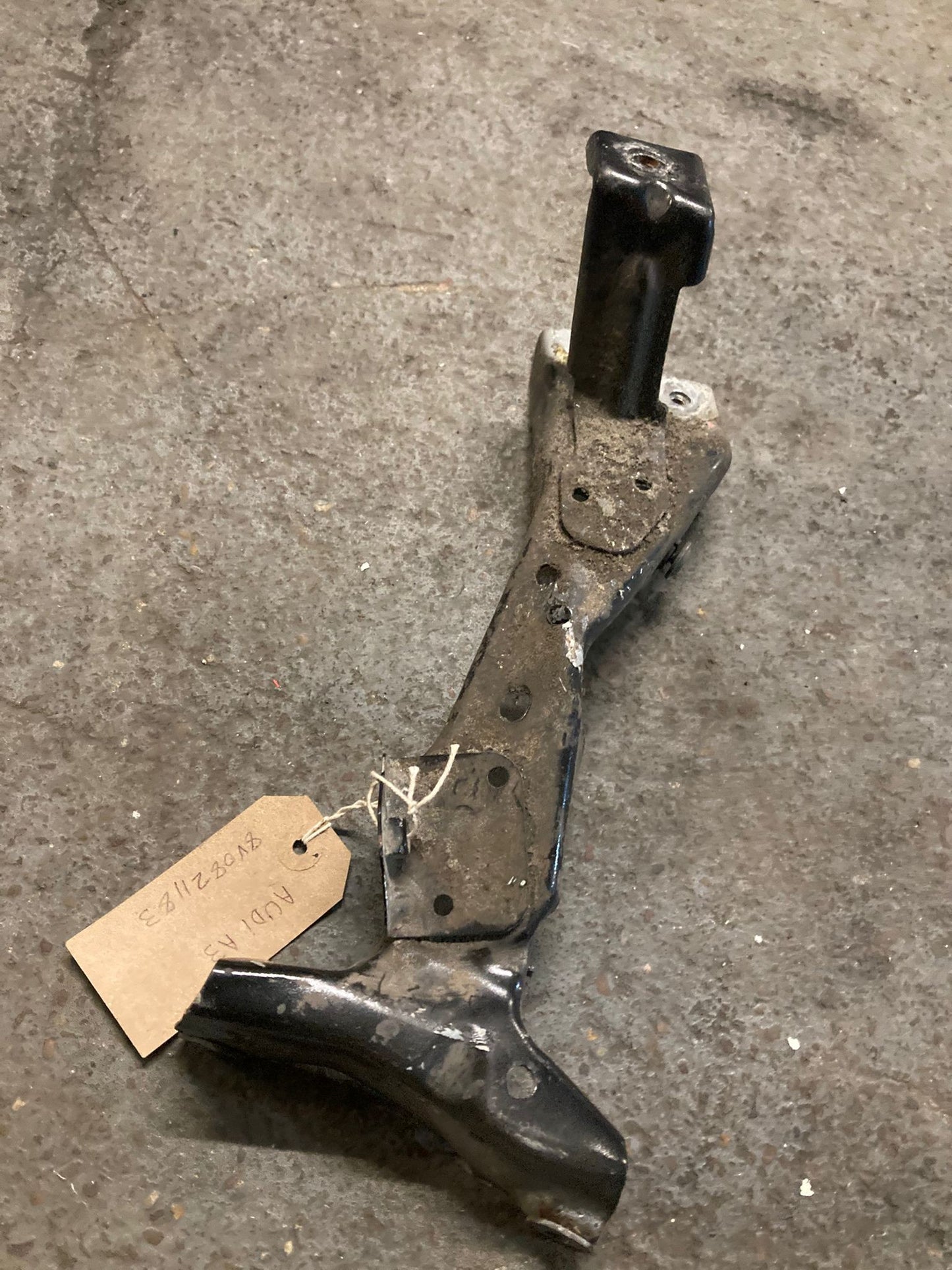 Audi A3 8V 2013-2016 Passenger Side Front Wing Mounting Bracket 8V0821183