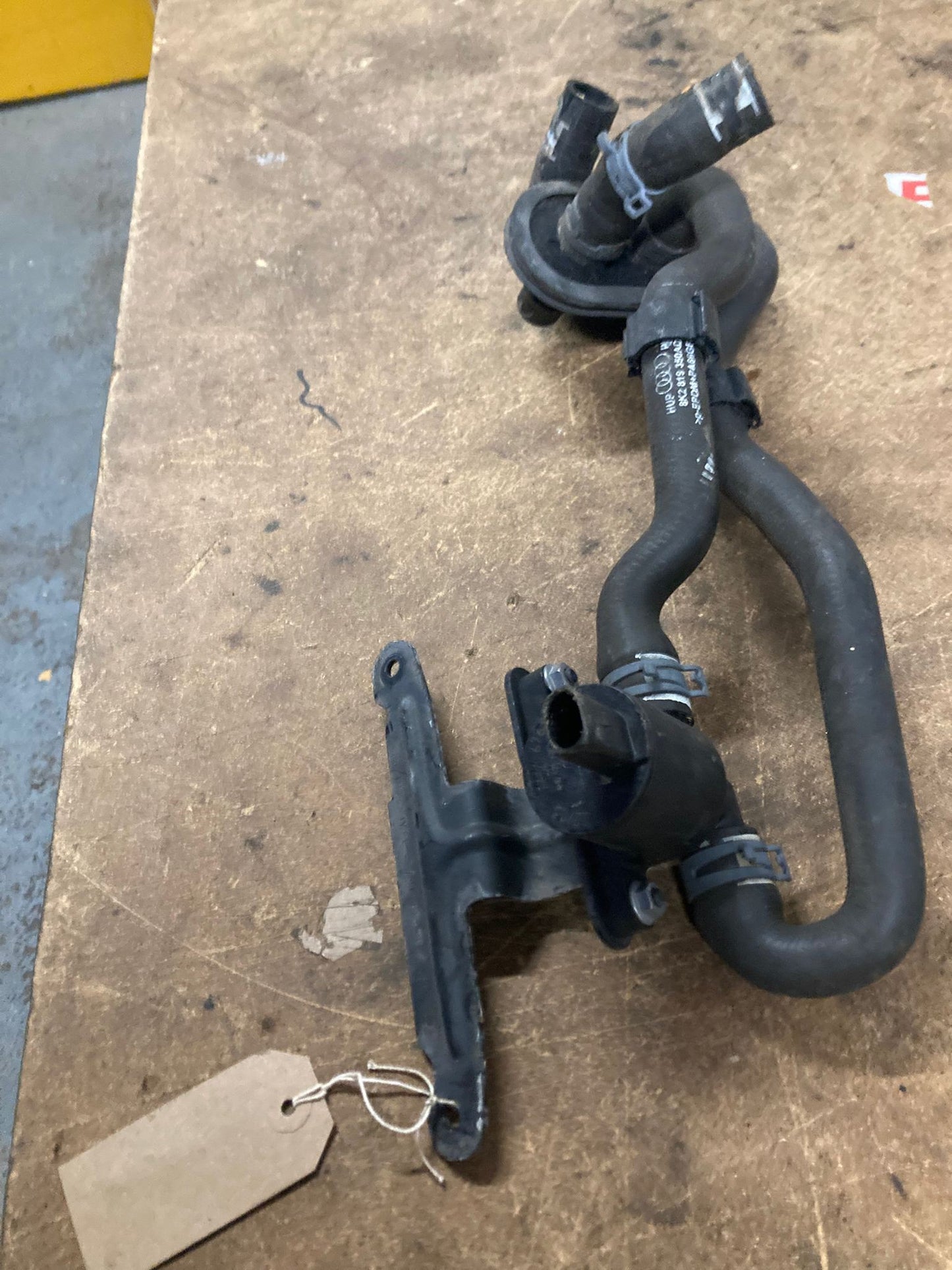 Audi A4 B8 A5 8T 2008-15 Heater Matrix Connecting Pipes Hose 8K2819350AD