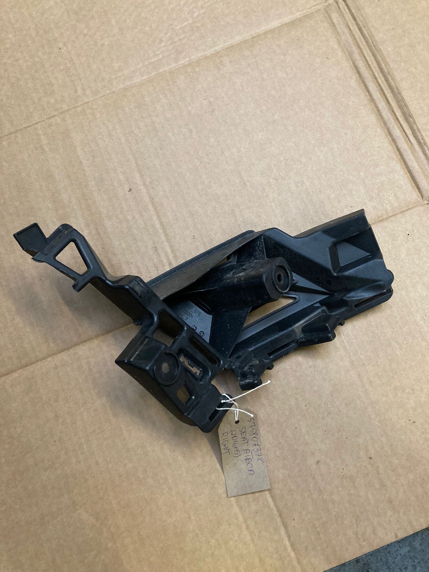 Seat Ateca KH7 2016-2024 Rear Right Bumper Bracket Mount 575807378
