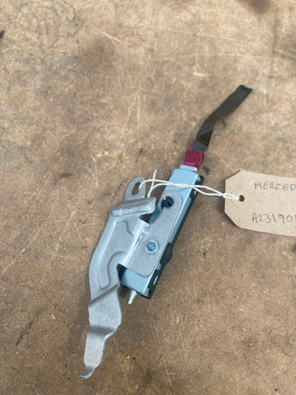 Mercedes Antenna Amplifier A2319052200 C-Class W205 GLC X253