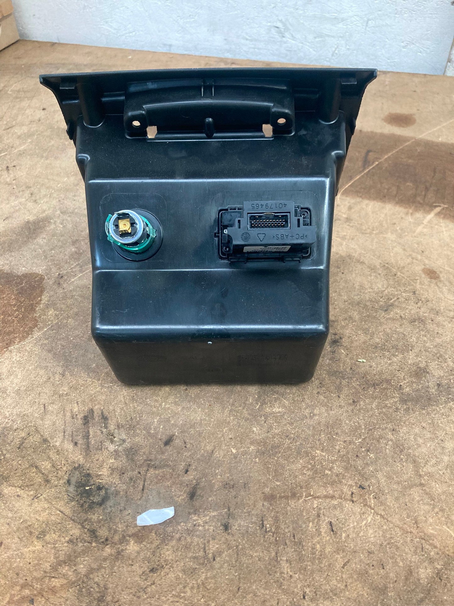 Range Rover L322 Vogue Console Storage Bin w/ USB iPod 12V Socket AH4204704