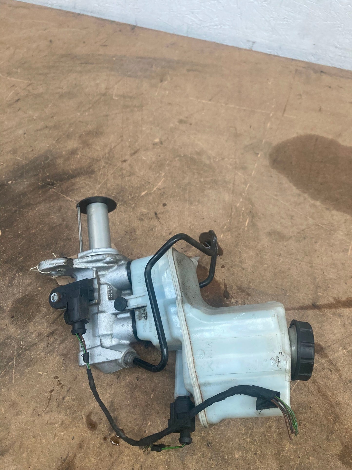 VW Golf MK7 Audi TT 8S Skoda Octavia MK3 Brake Master Cylinder 5Q0611301D